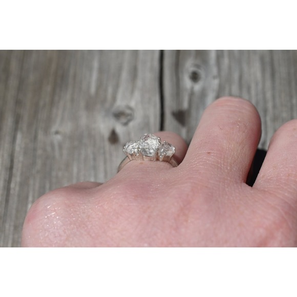alternative raw diamond engagement rings, raw crystal ring, round or oval cut - Picture 3 of 4